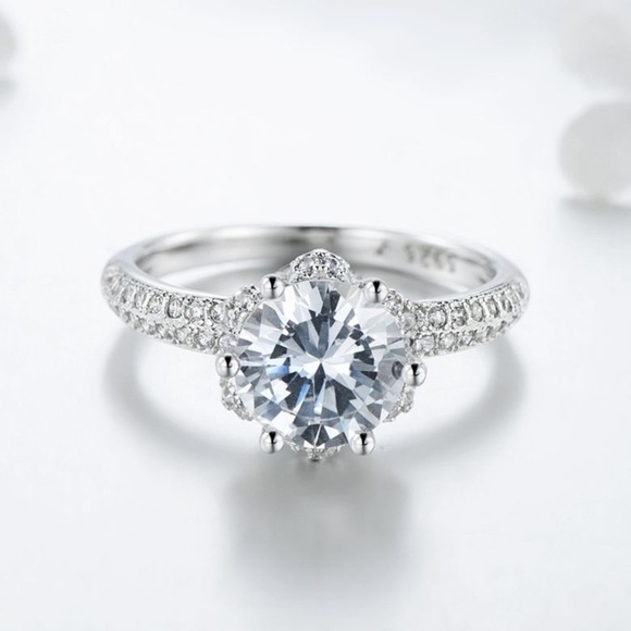 925 Sterling Silver Classic Engagement Ring - Picture 4 of 5